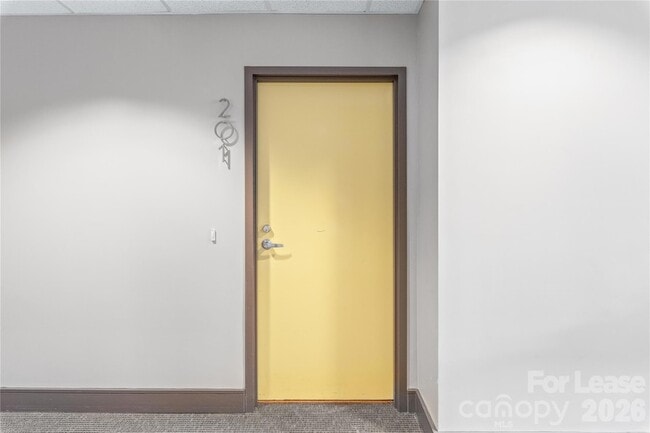 Building Photo - 2200 Lyndhurst Ave