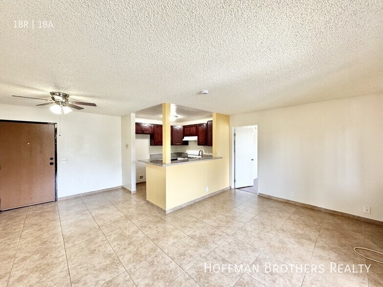 Building Photo - 15040 Vanowen St