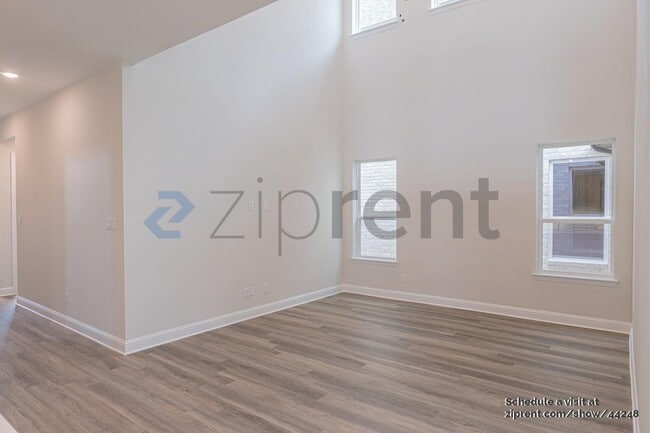 Building Photo - 2970 Eleanor Dr
