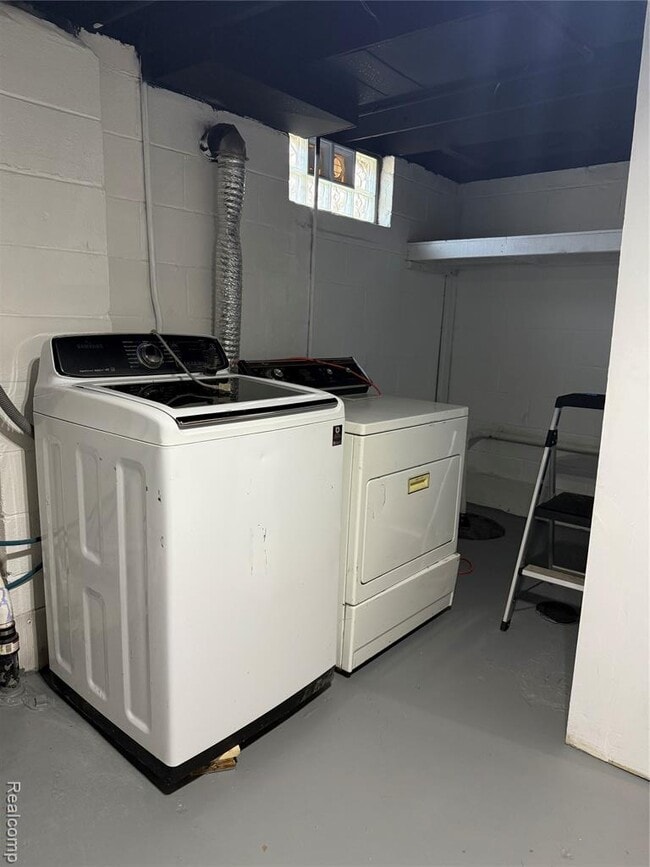 Building Photo - 2729 Kipling Ave