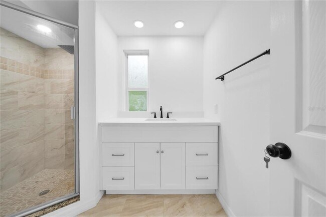 Building Photo - 3307 Pinetree St