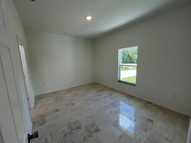 Building Photo - ASK US ABOUT FREE RENT-MOVE IN READY 3/2-L...
