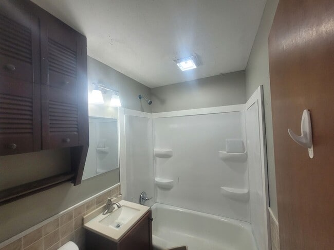 Building Photo - 3 Bedroom, 1.5 Bathroom home with detached...