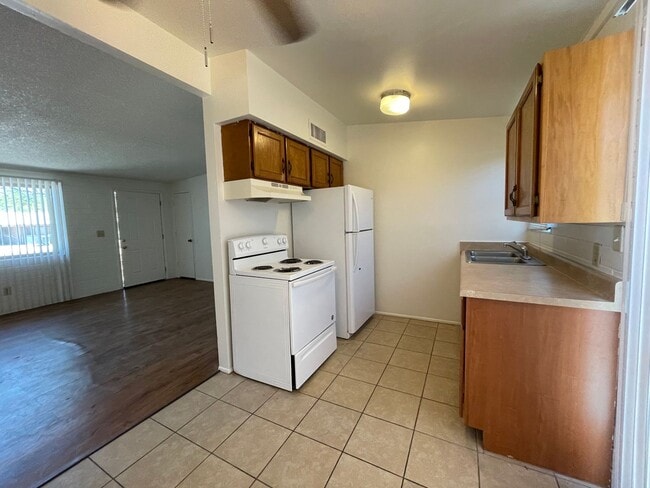 Building Photo - Central 2 bedroom 1 bath unit with Fenced ...