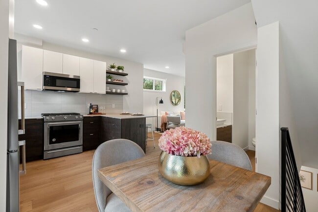 Building Photo - Beautiful Eastlake Condo
