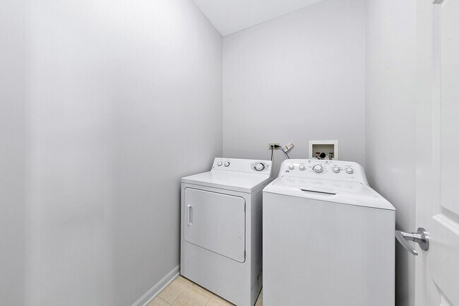 Building Photo - 23844 McMullin Cir