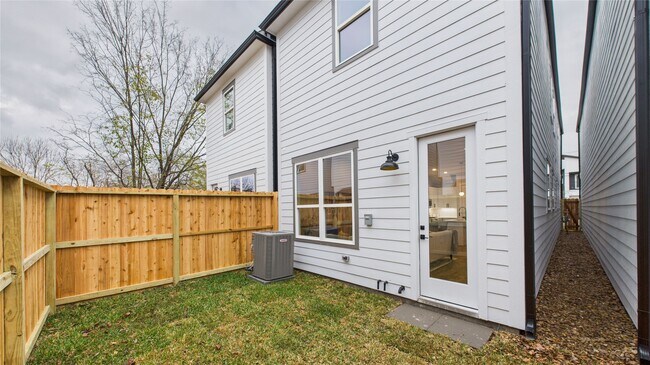 Building Photo - 5028 Creekmont Dr
