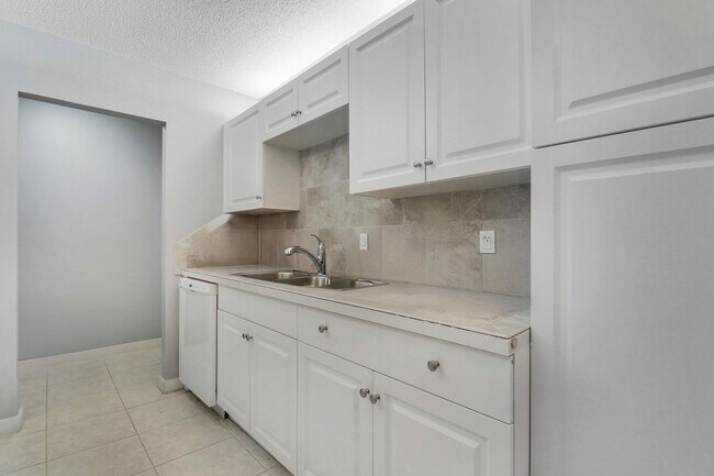 Building Photo - 150 Pineview Rd