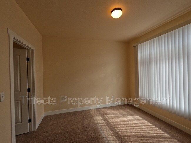 Building Photo - 2445 Windrow Dr
