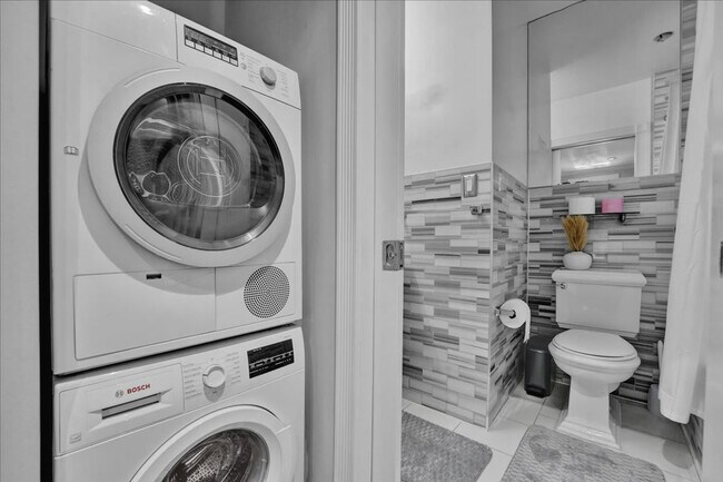 Building Photo - 340 E 18th St