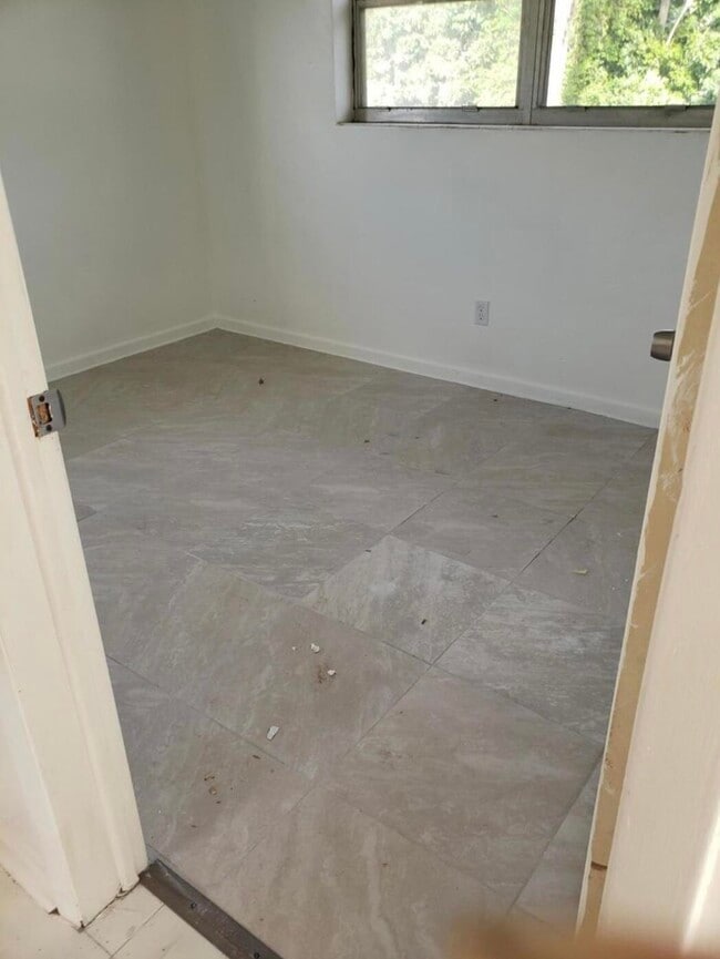 Building Photo - 170 NW 7th Ave