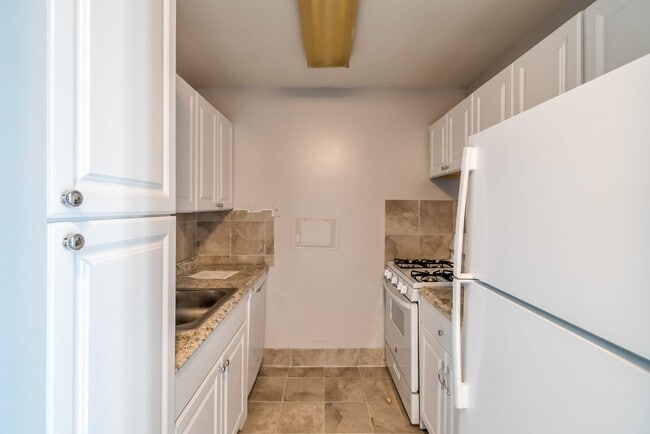 Building Photo - UTILITIES INCLUDED-Stunning 1 Bed 1 Bath Condo In Popular High-Rise Fountains Building