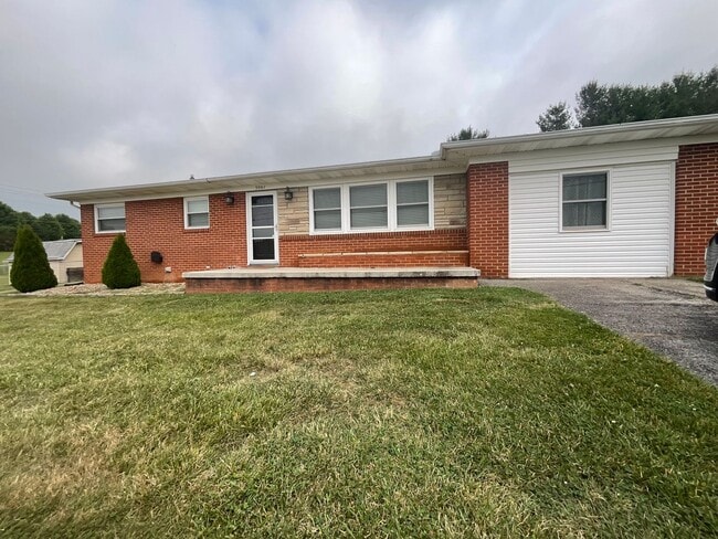 Building Photo - Move in special - 3 bedroom/2 bath brick h...