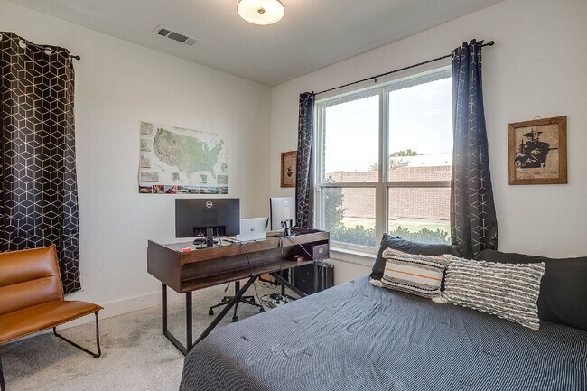 Building Photo - New Modern Townhome Just Steps Off TCU Cam...