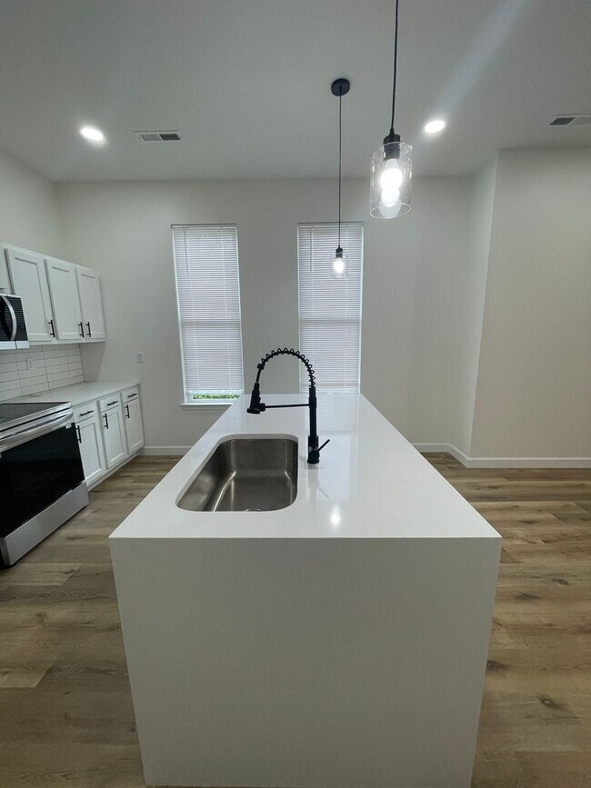 Building Photo - Charming Remodeled Home in Chattanooga
