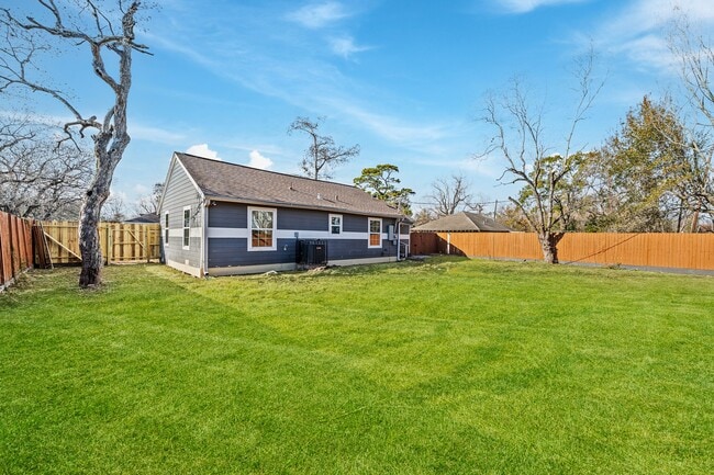 Building Photo - 6911 Sherwood Dr