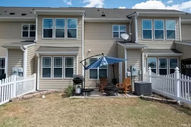 Building Photo - Townhome in Flowers Plantation with Water ...