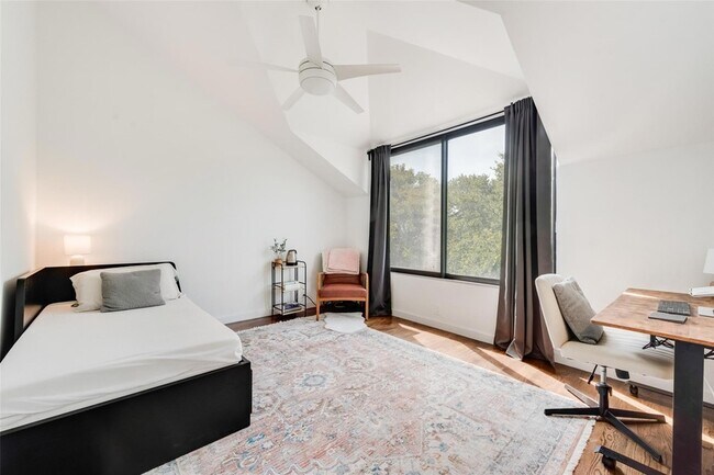 Building Photo - 5990 Lindenshire Ln