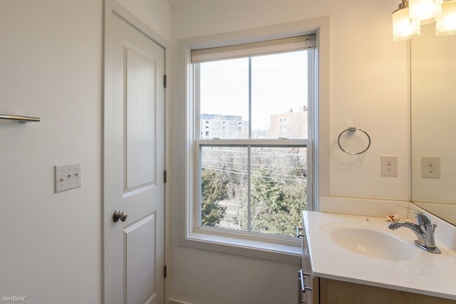 Building Photo - 4 br, 3.5 bath House - 866 Estes St