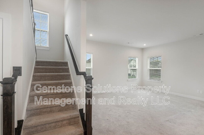 Building Photo - 3301 Somerset Ln