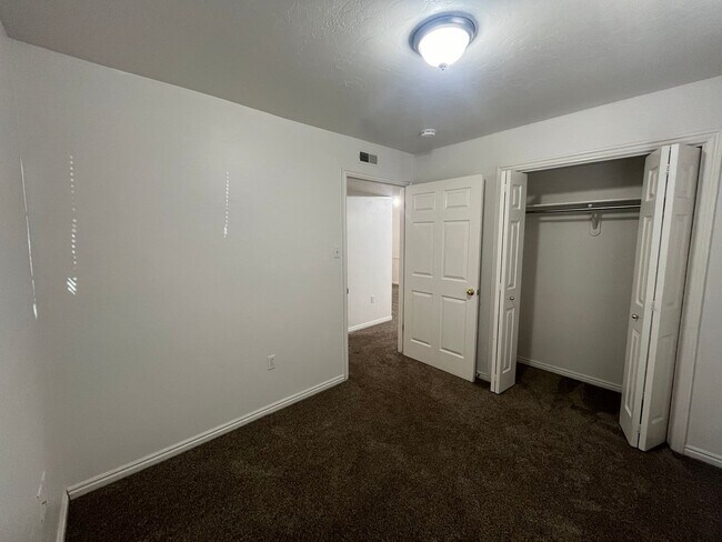 Building Photo - Cute two bedroom apartment for rent in Pro...
