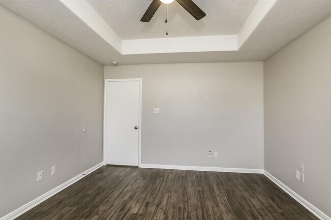 Building Photo - 16209 N View Ct