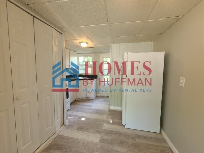 Building Photo - Two Bedroom House