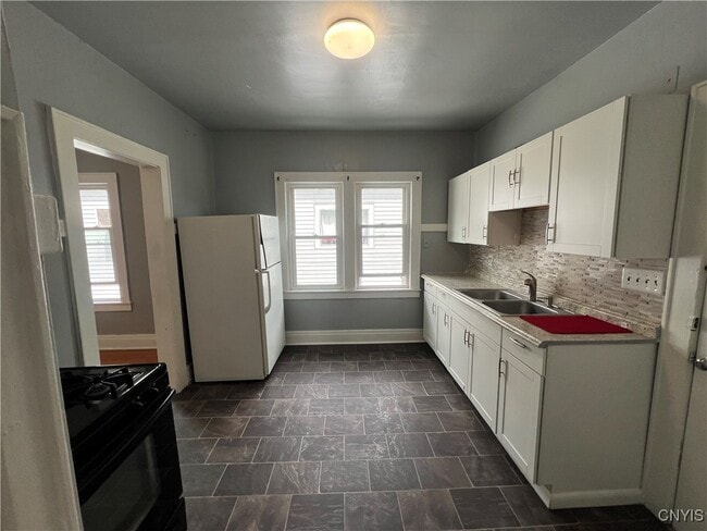 Building Photo - 526 Boyden St