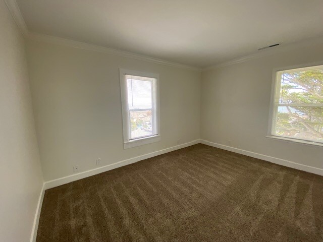 Building Photo - 585 Laine St