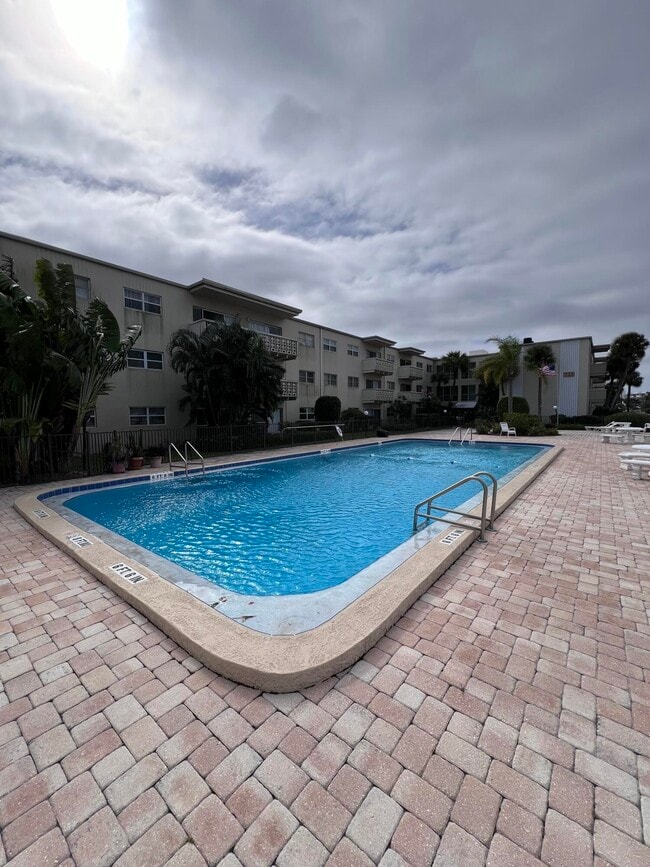 Building Photo - 223 Columbia Dr