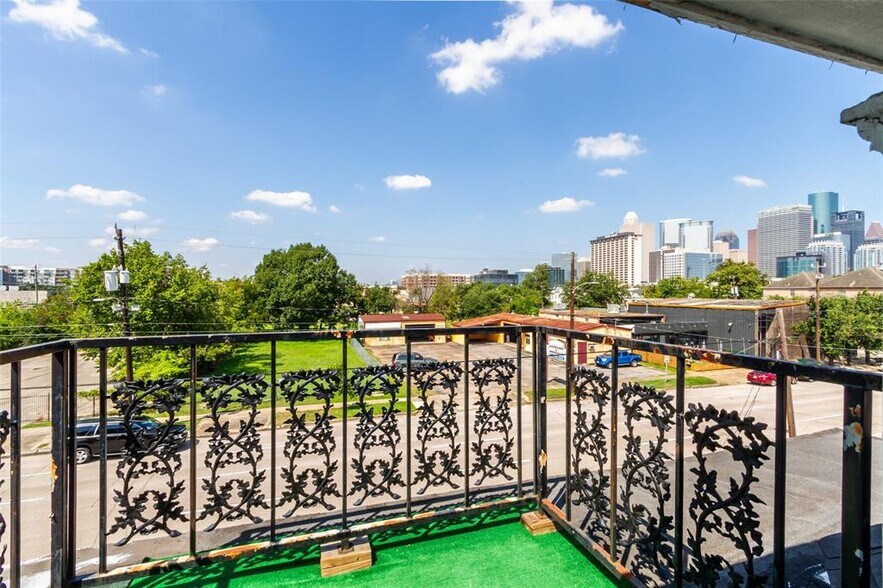 3RD FLOOR BALCONY - 2505 Austin St