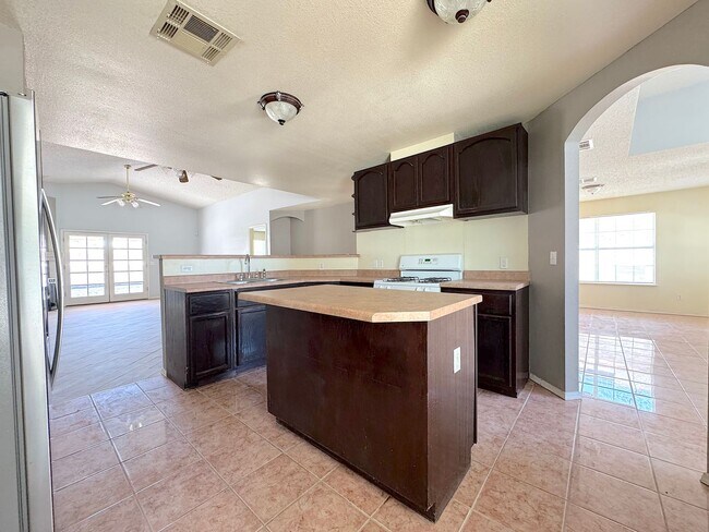 Building Photo - East El Paso 3bed/2bath!