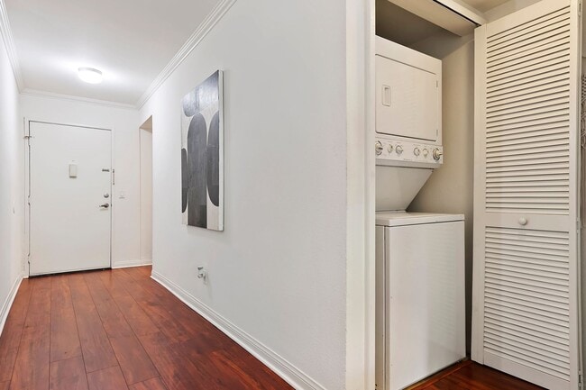 Building Photo - Great Woodland Hills Location!