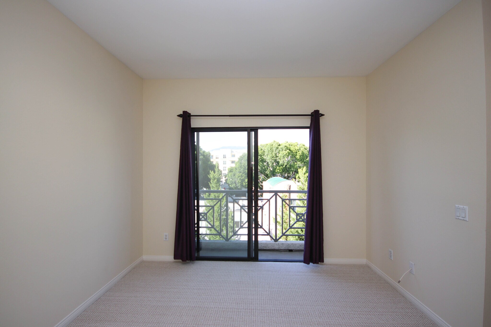 Building Photo - 111 S Oak Knoll Ave