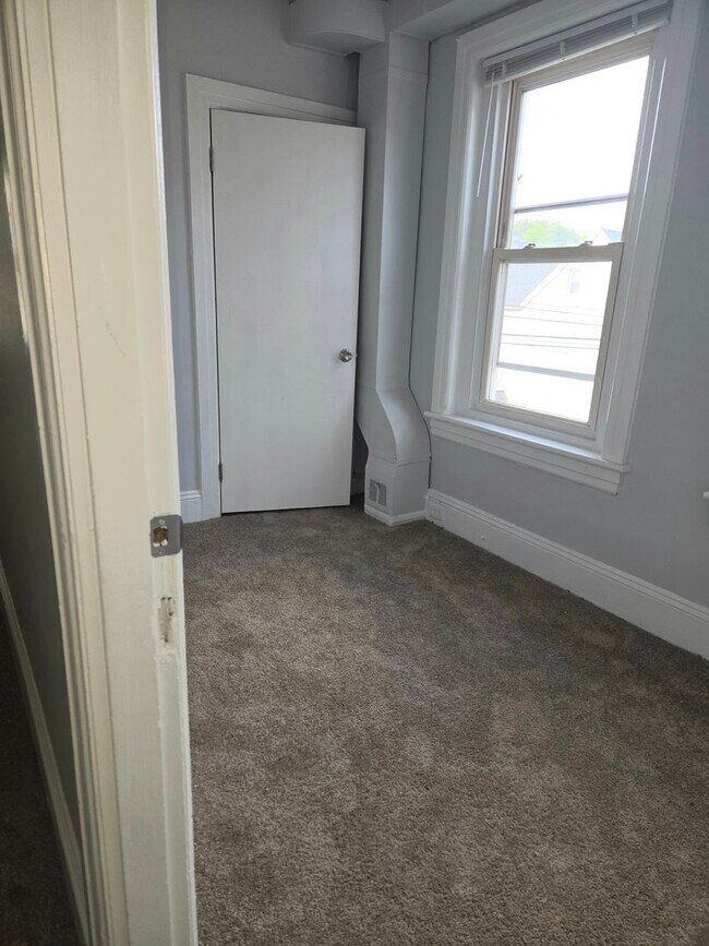 Building Photo - 315 E Morton St