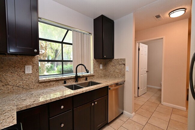 Building Photo - $3,540 / Bright & Spacious 3BR/ 2.5BA Town Home in Newark City