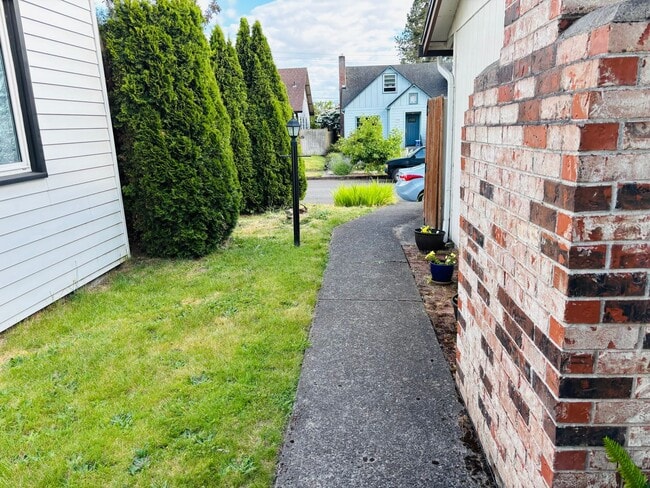 Building Photo - Bright 2 BR Carter Park Living with Fireplace, Carport, and Tons of Storage!