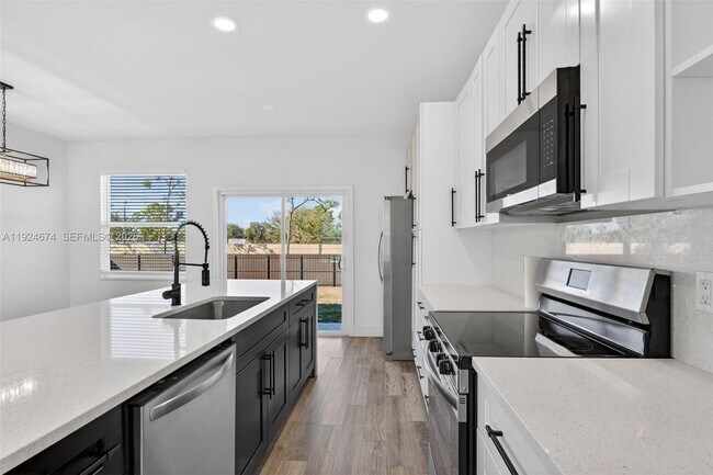 Building Photo - 710 Bedford Point Ave