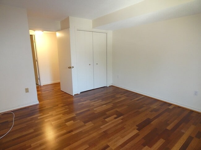 Building Photo - 380 Place Ln