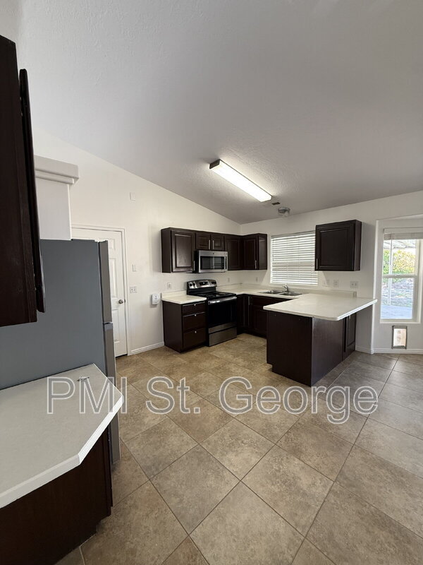 Building Photo - 1947 E 40 S Cir