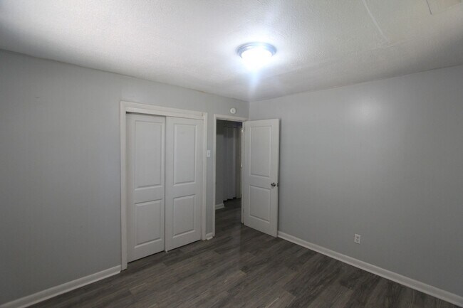 Building Photo - New On The Market!  Fresh Updates!!