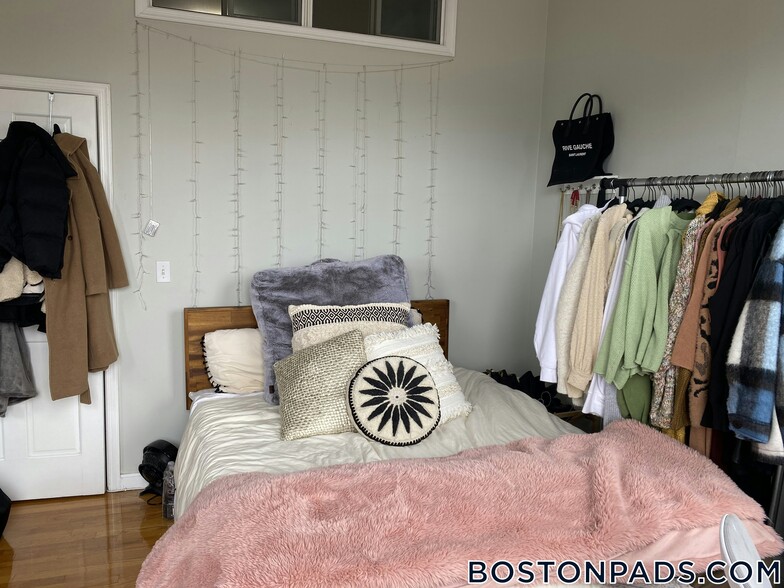 Building Photo - 35 Brookline St