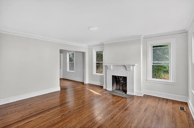 Building Photo - 326 Westhampton Ave