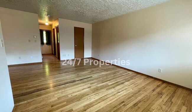 Building Photo - 1BD I 1BA Apartment - Downtown Sellwood