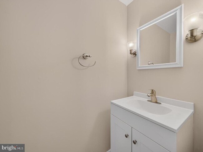 Building Photo - 15057 Cherrydale Dr
