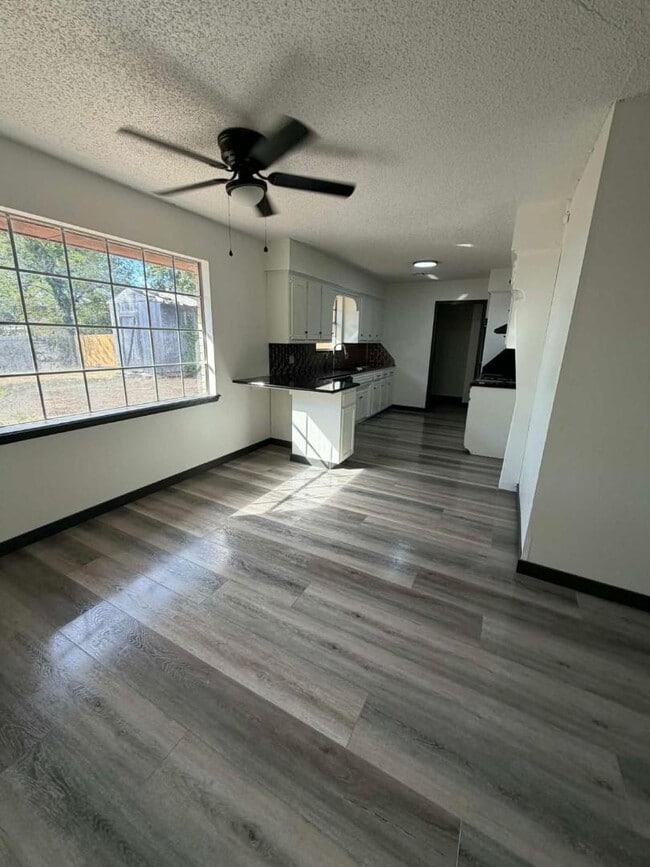 Building Photo - 2816 N Crescent Dr