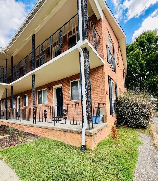 Building Photo - 217 Mountain Ave SW