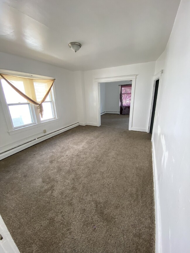 Building Photo - 3BR,  1BA AVAILABLE NOW! Apply Today!