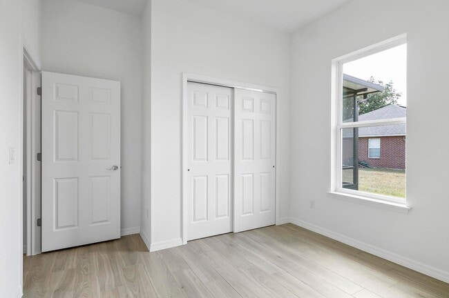 Building Photo - 31 Louvet Ln