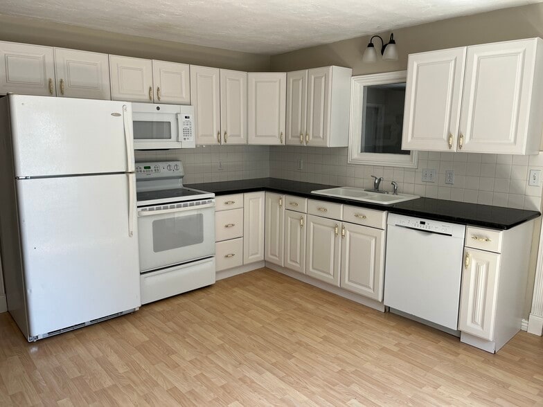 Building Photo - 860 E 65th S